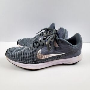 Nike Women's Gray and Silver Athletic Shoes